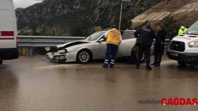 Kayganlaşan zeminde kontrolden çıkan otomobil bariyerlere çarptı: 3 yaralı