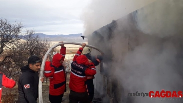 Kayıp Gülistan için yola çıkan ekip, karşılaştığı yangına müdahale etti