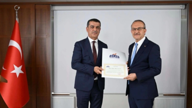 Kayısı Araştırma Enstitüsü Müdürü Erdoğan'a Vali Yavuz'dan Başarı Belgesi
