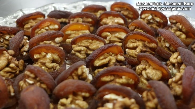 Kayısı tatlısı lezzetiyle damak çatlatıyor