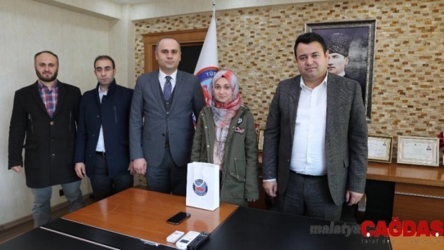 Kaymakam Avcı, il üçüncüsü kızı tabletle ödüllendirdi