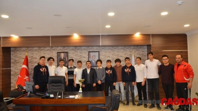 Kaymakam Coşkun, şampiyon güreşçileri ağırladı