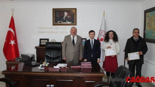 Kaymakam Erdoğan öğretmenlere başarı belgesi taktim etti