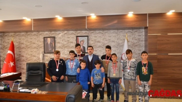 Kaymakam, Gümüşgün'lü güreşçileri ödüllendirdi