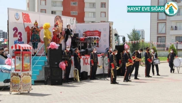 Kaymakam kapı kapı dolaşıp çocukların bayramlarını kutladı