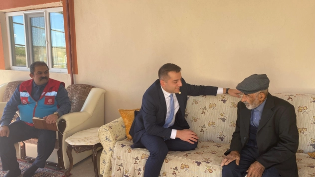 Kaymakam Kurt'tan Dünya Yaşlılar Günü'nde Anlamlı Ziyaret