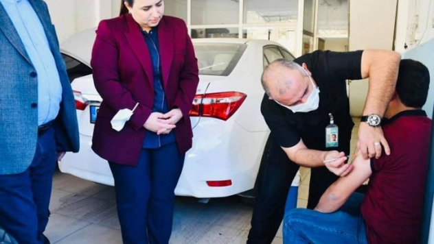 Kaymakam Nazlı Demir sağlık ekipleriyle sanayi esnafını aşına ikna etti