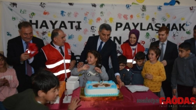 Kaymakam Özkan ile Kızılay ekibi özel çocukları ziyaret etti