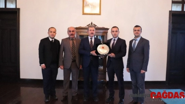 Kaymakam Öztürk'e spora verdiği desteklerden teşekkür plaketi