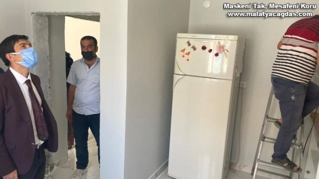 Kaymakam Öztürk, SYDV tarafından kendilerine ev inşa edilen aileyle buluştu