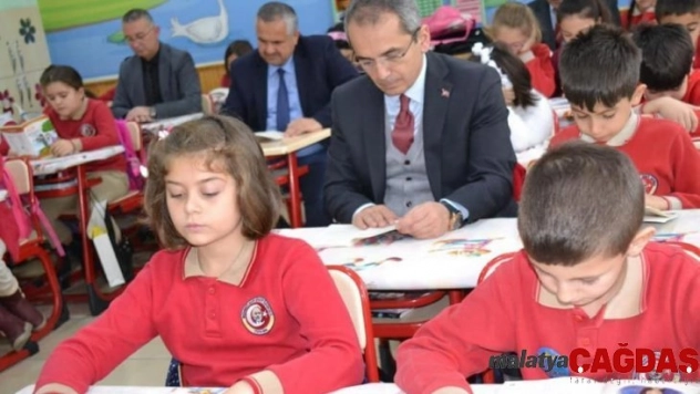 Kaymakam Pişkin, öğrencilerle kitap okudu