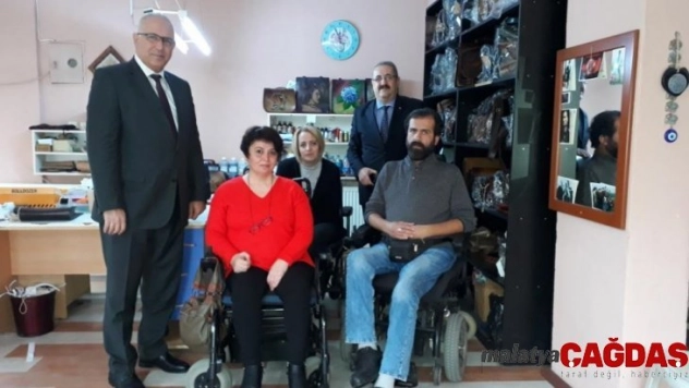 Kaymakam Sağlam, Salihli'nin devlet sanatçılarını ziyaret etti