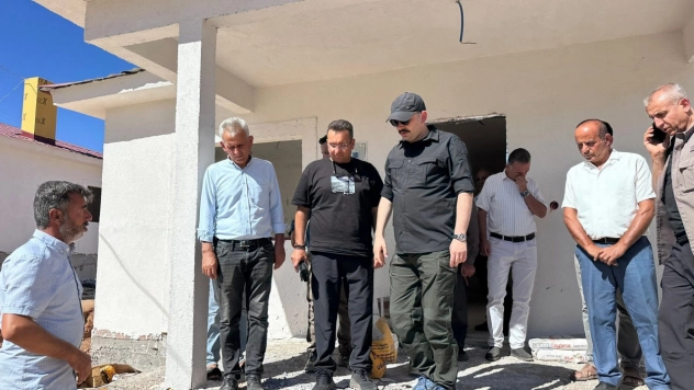 Kaymakam Sungur, Deprem Konutlarını İnceledi ve Vatandaşlarla Buluştu