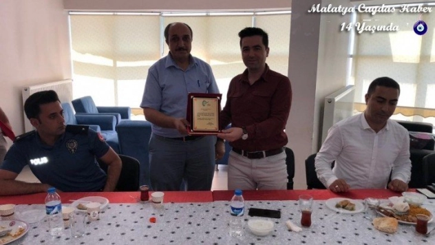 Kaymakam Vural, plaket ile uğurlandı