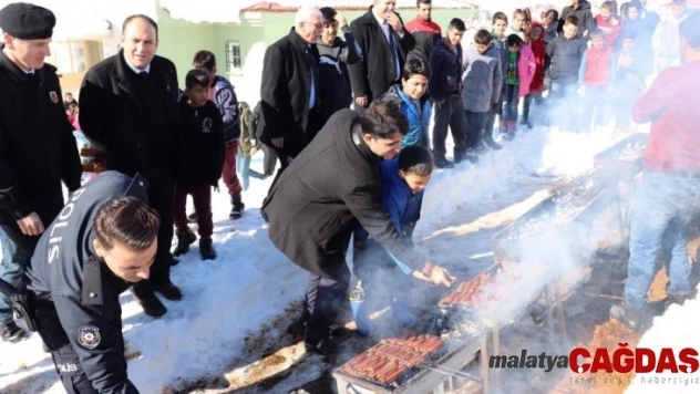 Kaymakamdan öğrencilere sucuk ekmek