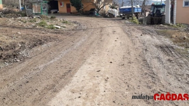 Kaynarca'da vatandaşın çamurlu yol tepkisi