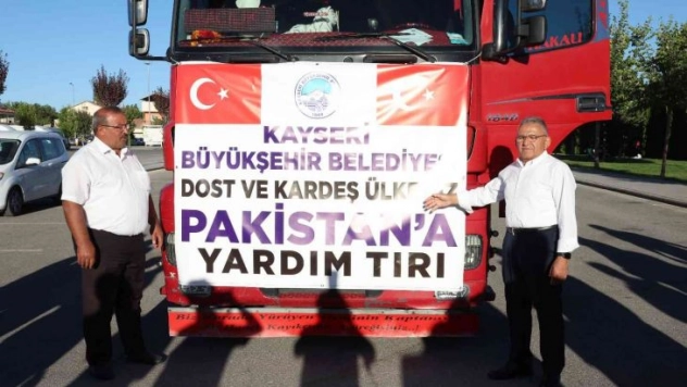 Kayseri Büyükşehir, sel felaketi yaşayan Pakistan'a yardım tırı gönderdi