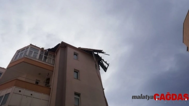 Kayseri'de şiddetli rüzgar çatıları uçurdu
