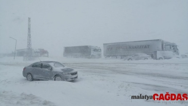 Kayseri'de tipi nedeniyle otomobil ve tırlar yolda mahsur kaldı