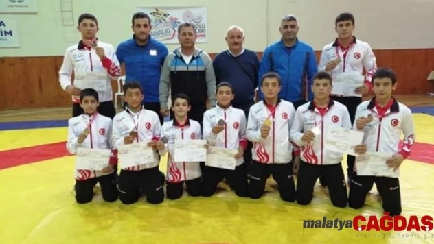 Kayserili Pehlivanlar Analig grup müsabakalarından şampiyon olarak döndü