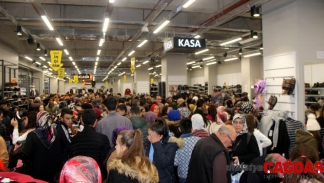 KAYSERmall Outlet'te indirimli alışveriş yoğunluğu