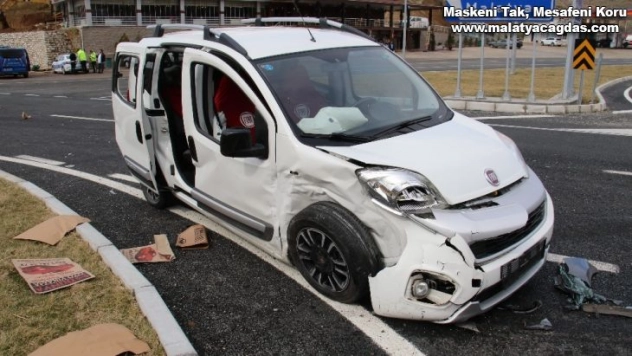 Kaza anı kamerada, otomobil ile hafif ticari araç çarpıştı: 6 yaralı