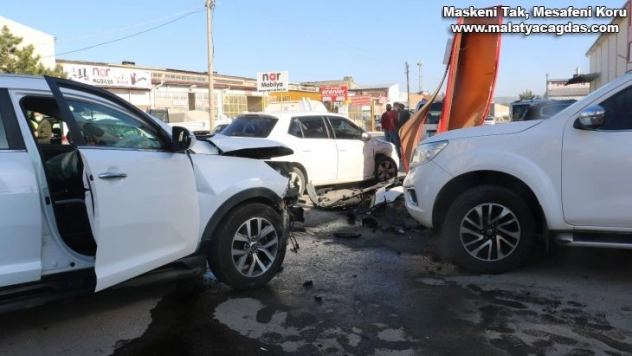 Kaza yapan araçlar park halindeki araçlara vurdu,2 yaralı