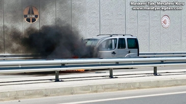 Kaza yapan hafif ticari araç alev alev yandı