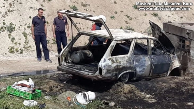 Kaza yapan otomobil yanarak küle döndü