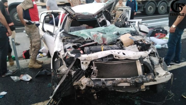 Kaza yapan otomobilde baba ve kızı yaralandı