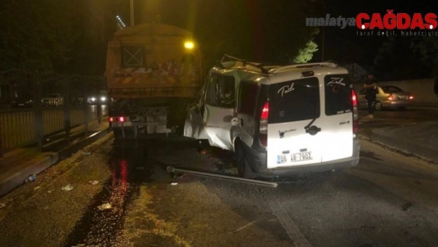 Kaza yapan otomobildeki yolcu, araçta sıkışan arkadaşını bırakıp kaçtı