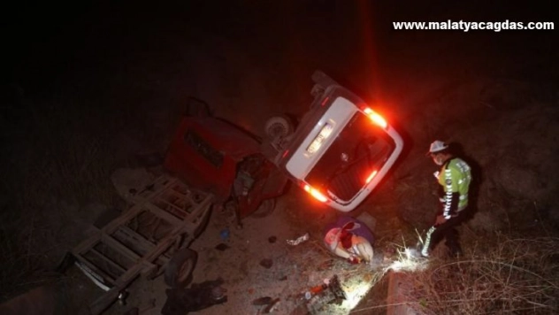 Kazada kamyon ikiye bölündü, iki araçta tarlaya uçtu