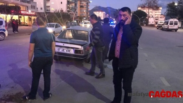 Kazada LPG tankı yerinden çıkan otomobile elinde sigarayla müdahale etti