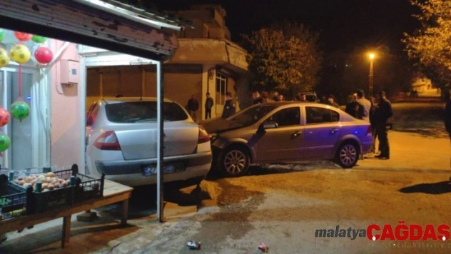 Kazada savrulan otomobil bakkal duvarına çarptı: 2 yaralı