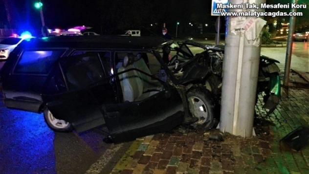 Direğe çarpan otomobil hurdaya döndü 5 yaralı