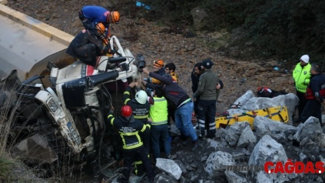Kazada sıkışan kamyon sürücüsü hayatını kaybetti
