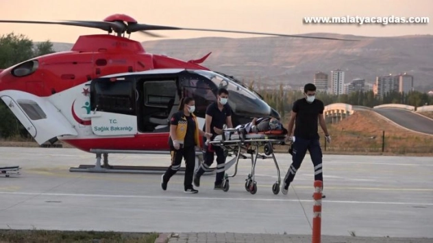 Kazada yaralandı, ambulans helikopterle hastaneye sevk edildi