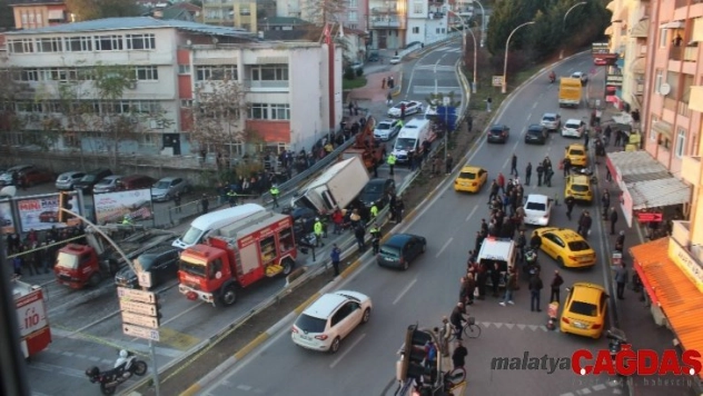 Kazaların bitmediği yokuşta kamyon 6 aracı biçti: 2 yaralı