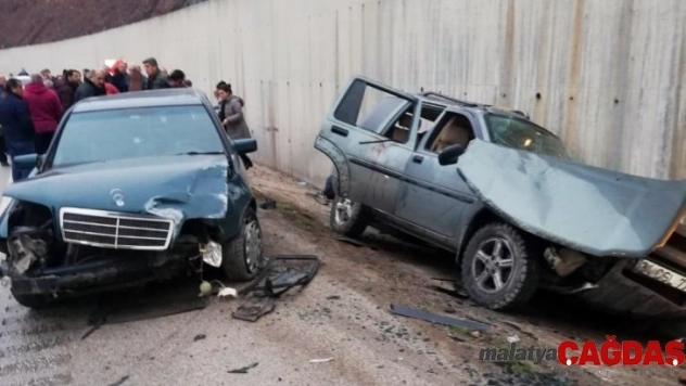 Kazaya yardım için durdular, otomobil çarptı: 3'ü ağır 9 yaralı
