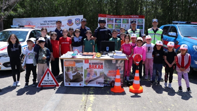 Keban'da jandarmadan çocuklara uygulamalı trafik eğitimi