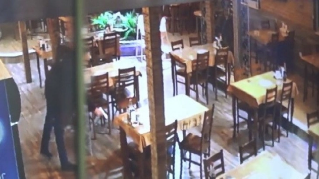 Kebapçıda çalışan husumetlisini işyerini basarak başından vurdu