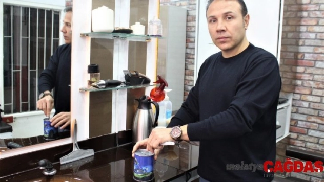 Kedinin dilinin kesildiğini görünce jiletleri geri dönüşüme kazandırmaya başladı