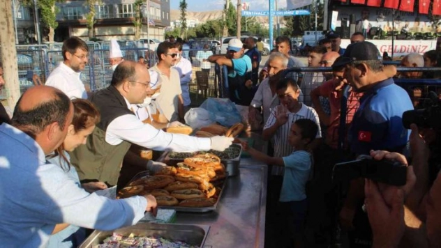 Kelaynak ve Balcan Festivalinde 3 bin kişiye balık ekmek ikram edildi