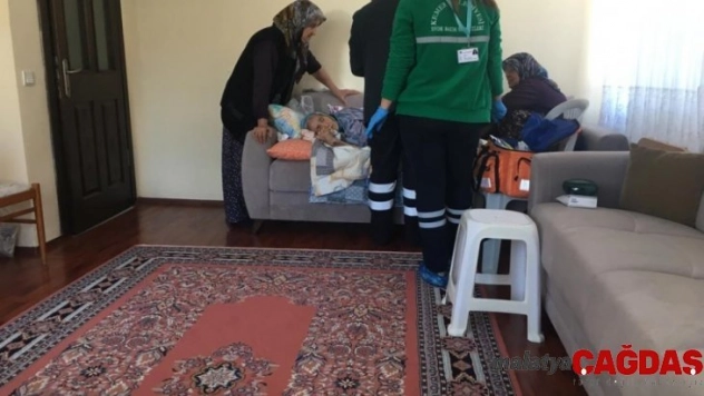 Kemer Belediyesi yaşlı vatandaşların evlerinde bakımlarını yapıyor