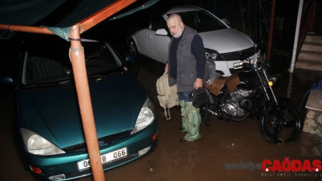 Kemer'i yağmur vurdu, evlerin bodrum katını su bastı