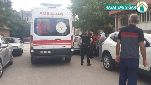 Kendi kendini bıçaklayarak yaraladı