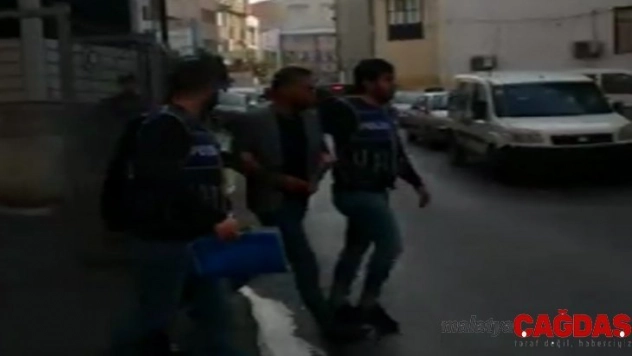 Kendini 'sosyal hizmet görevlisi' diye tanıtıp girdiği evleri soyan 1 kişi yakalandı