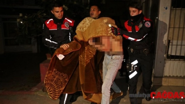 Kendini odaya kitleyip boğazını keseceği sırada polis kurtardı