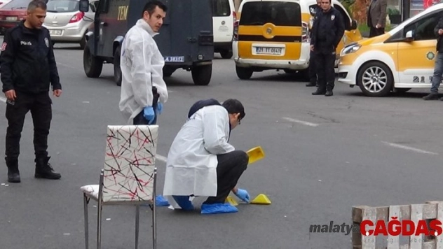 Kendisine yol vermeyen taksi sürücüsüne kurşun yağdırdı