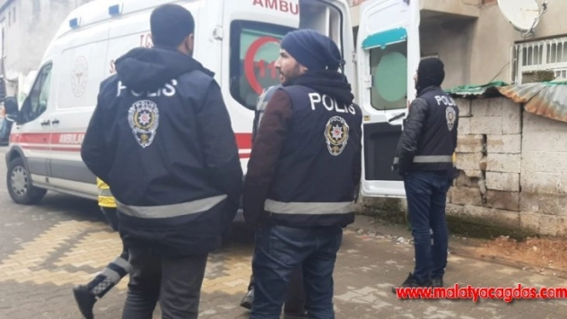 Kendisine zarar veren genç kız hastaneye kaldırıldı